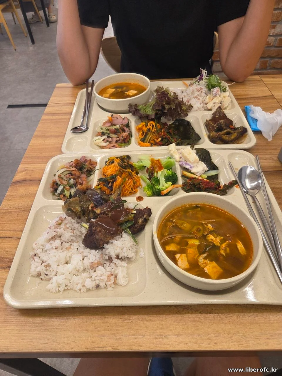훈제오리와 대파 육개장이 담긴 식판