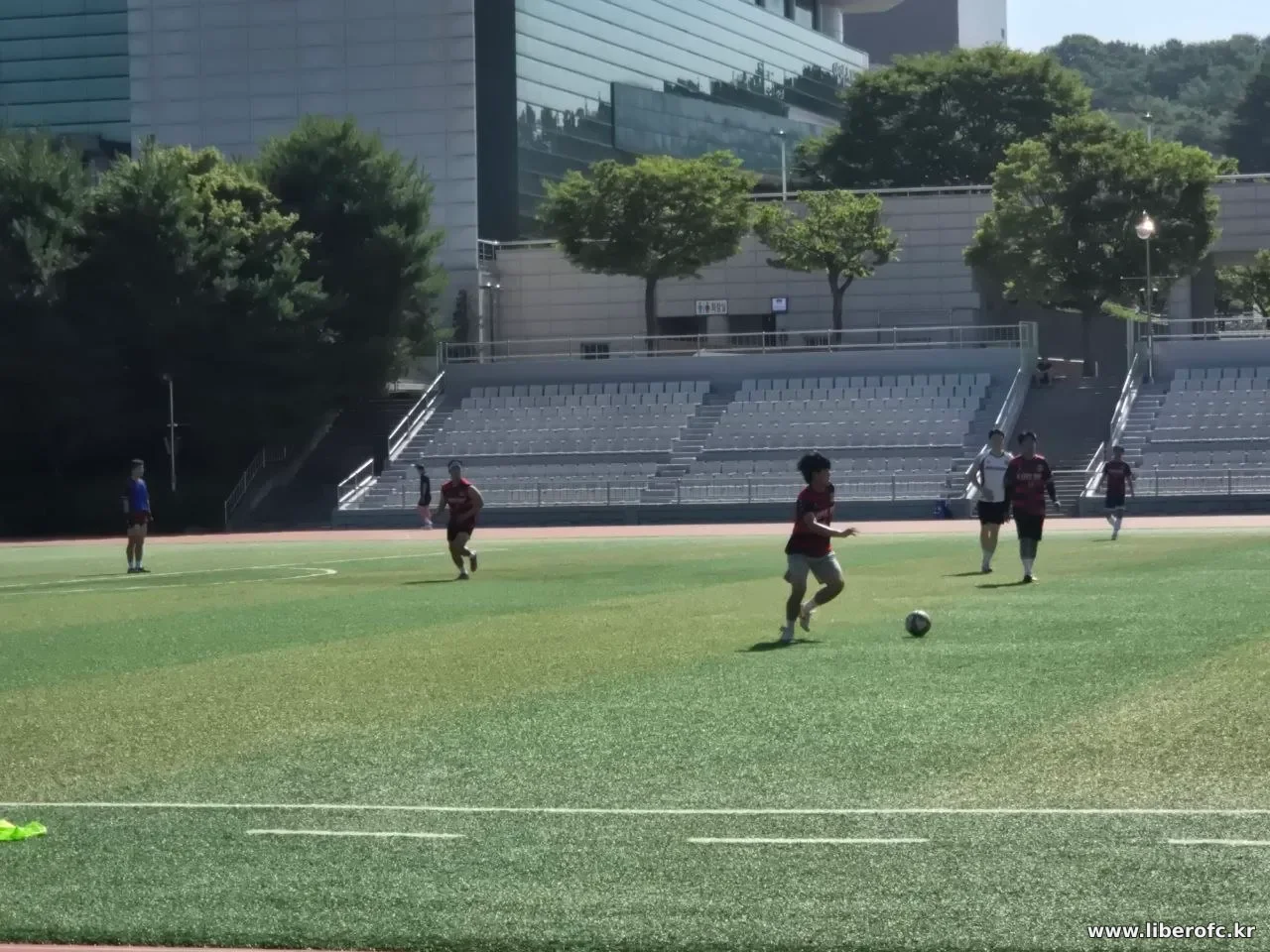 공을 다투는 치열한 경기 장면