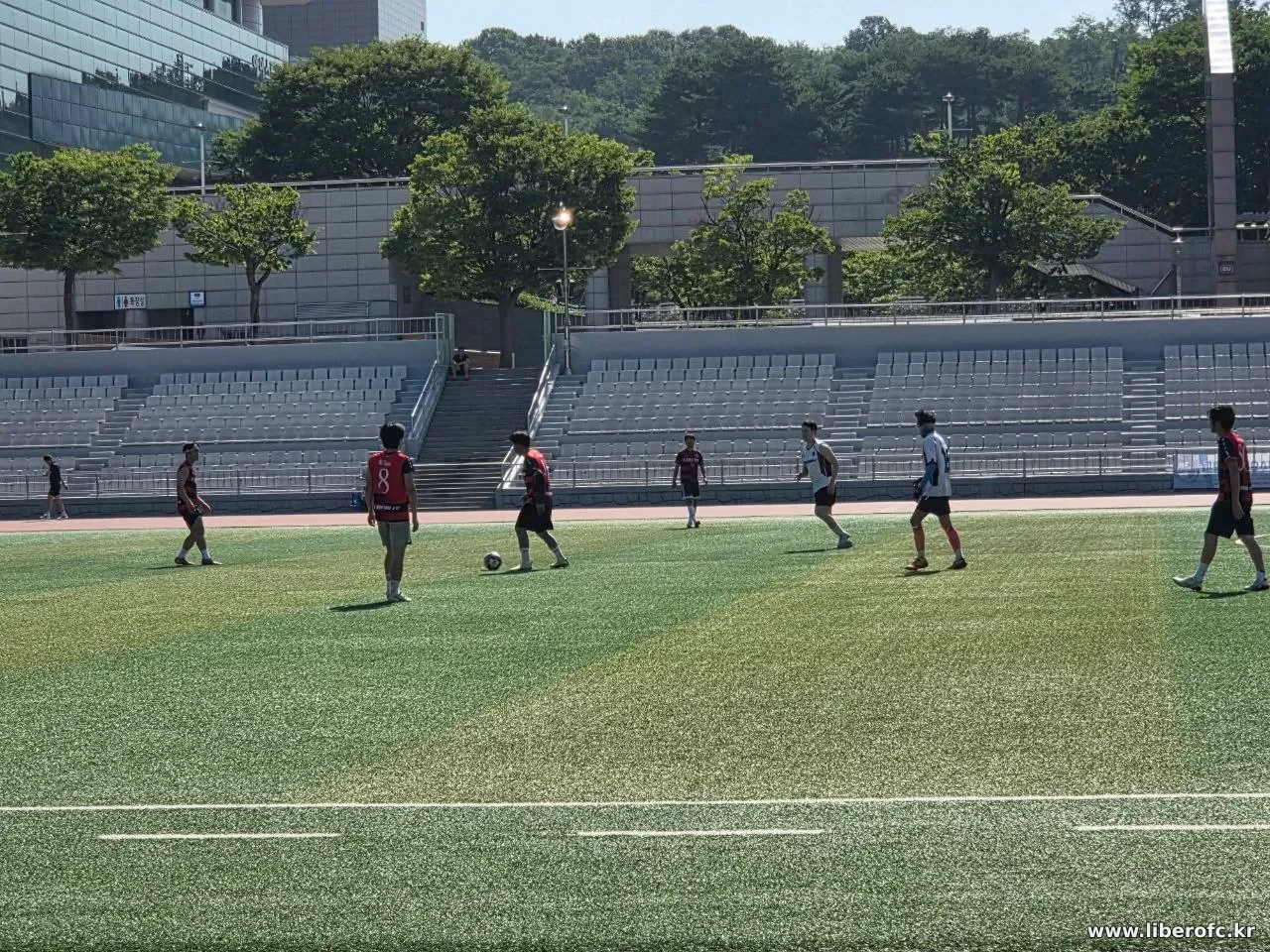 경기장 전경과 함께한 회원들