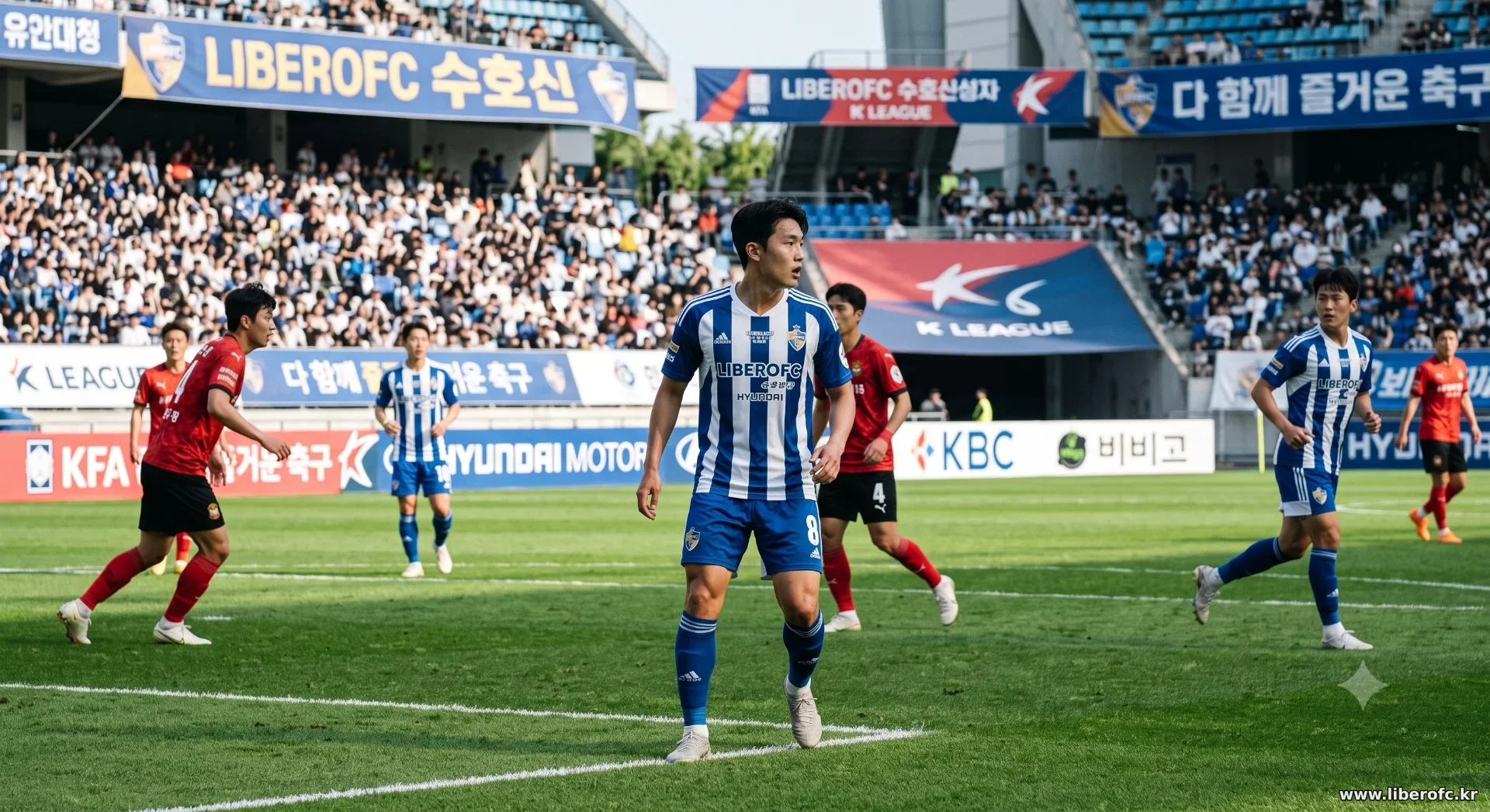 패스를 받기 전 고개를 돌려 주변을 확인하는 선수의 모습