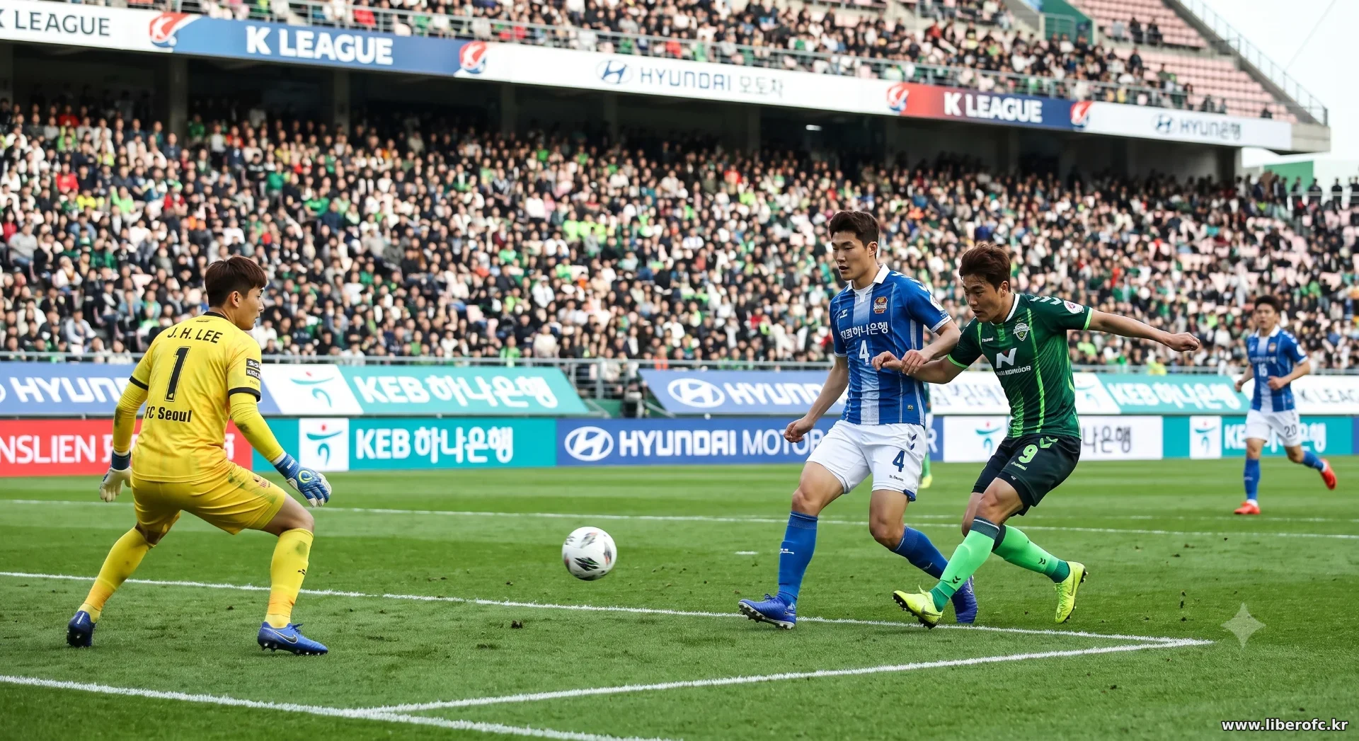 골킥 이후 압박하는 상대 공격수와 대응하는 수비수의 모습