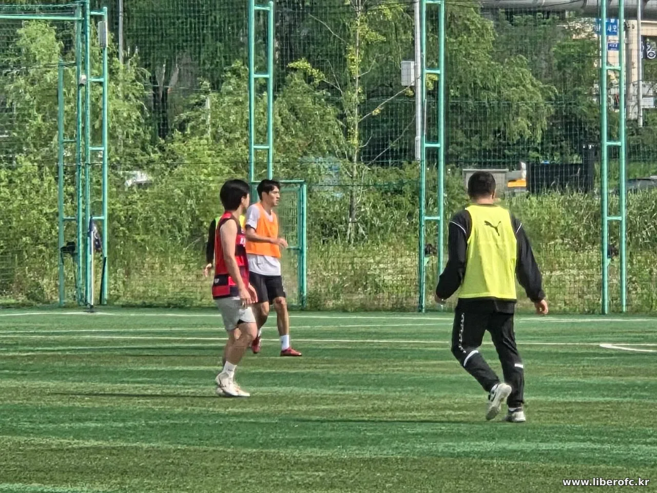 경기 후 서로를 챙기는 팀원들