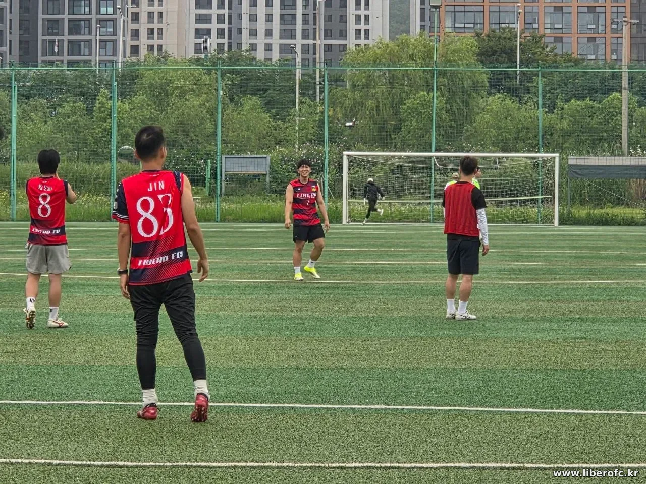 아침 일찍 모여 몸을 푸는 회원들