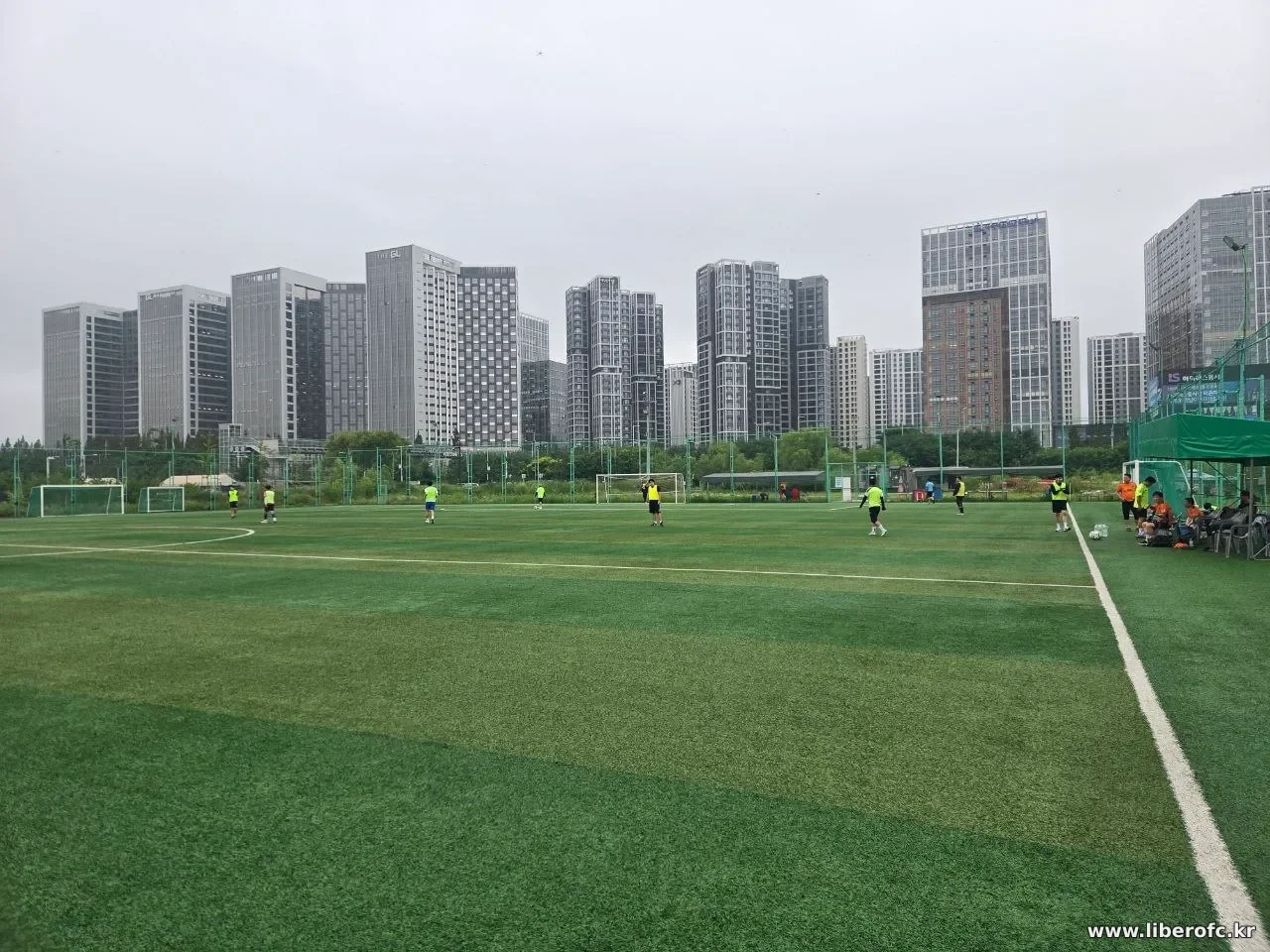 젊은 회원들이 경기를 이끄는 장면