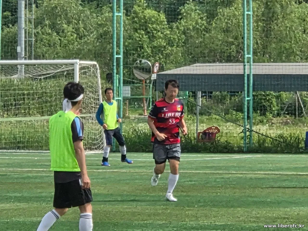 포워드 자리에서 활약하는 모습