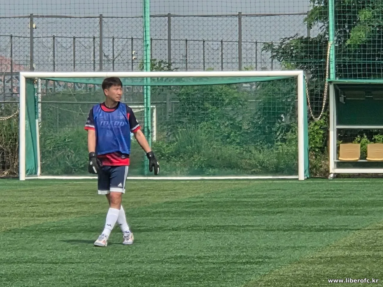 넓은 공간을 만들어내는 미드필드 움직임