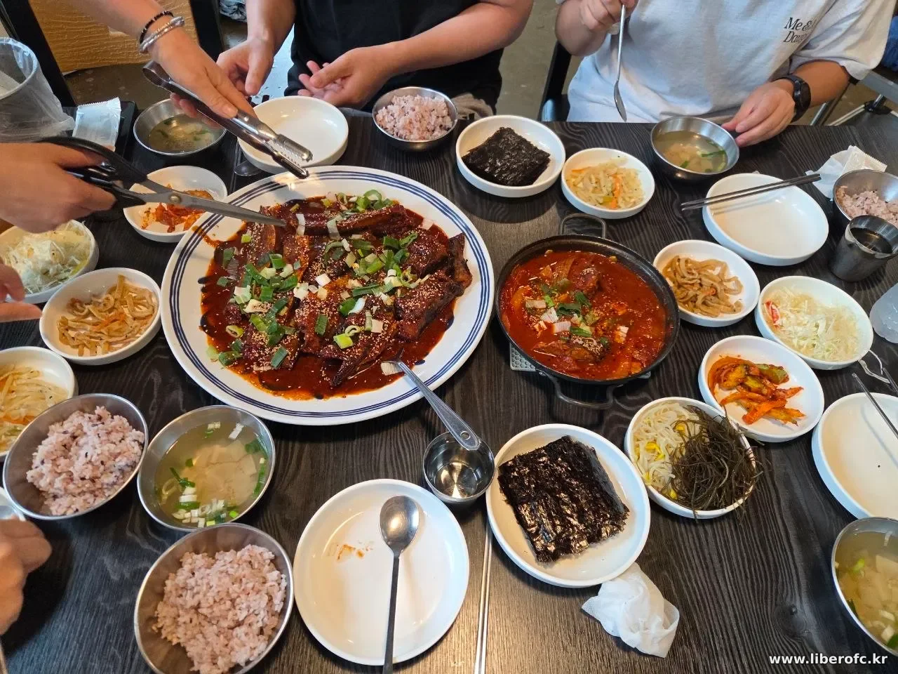 가위로 코다리를 먹기 좋게 잘라주는 모습
