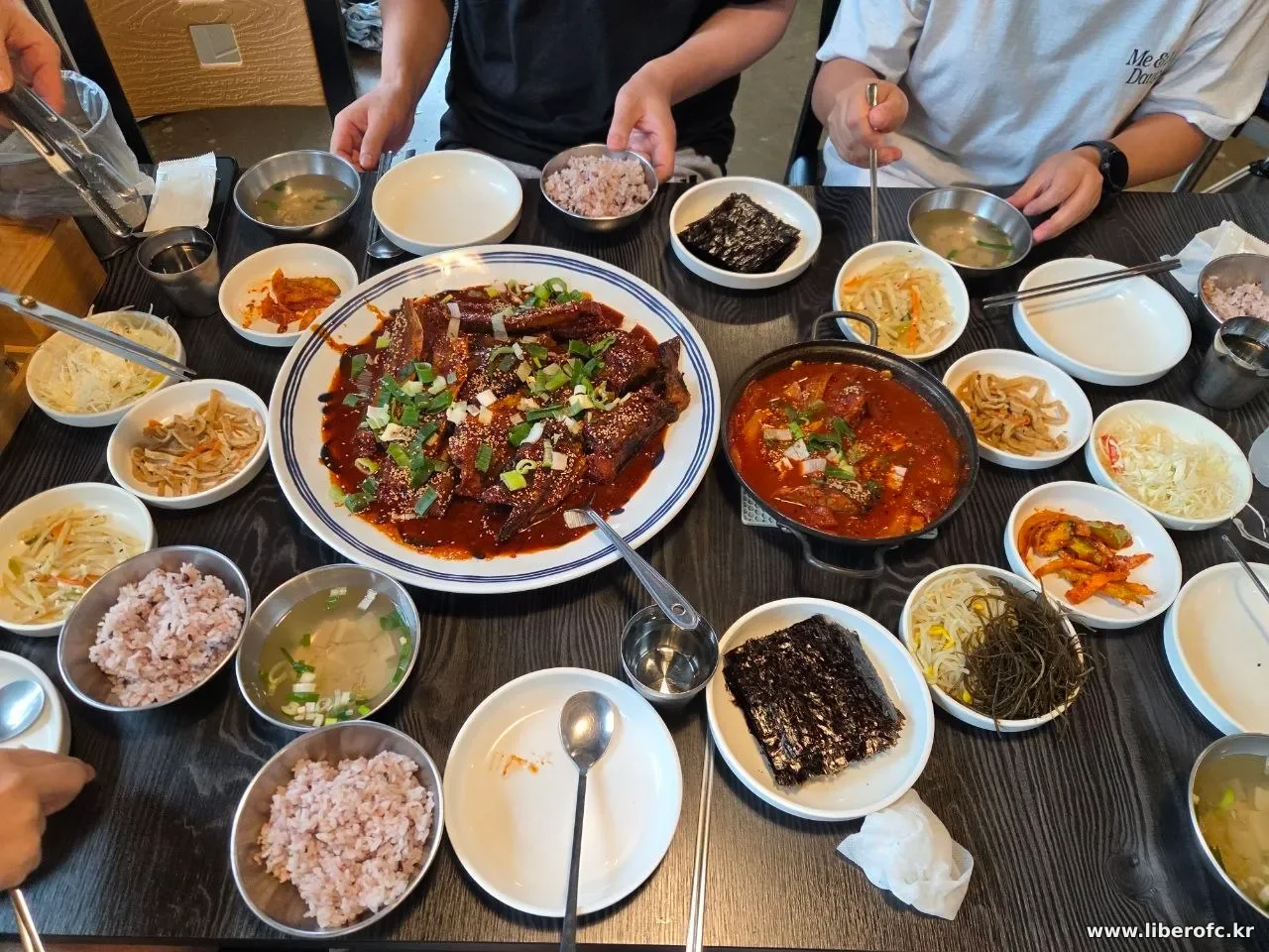어반의 코다리조림과 반찬들이 한상 가득 차려진 모습