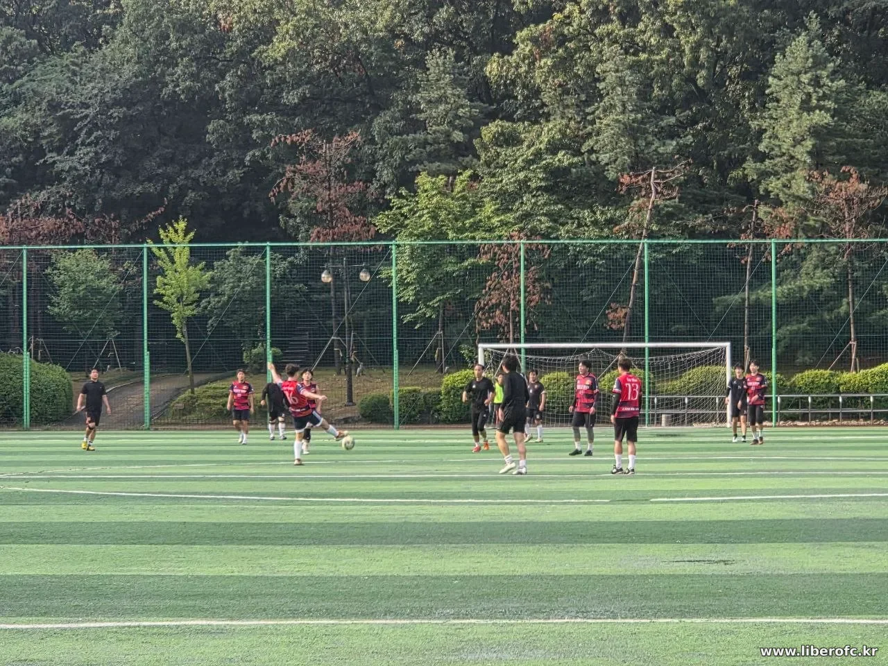 경기 중 패스를 연결하는 모습
