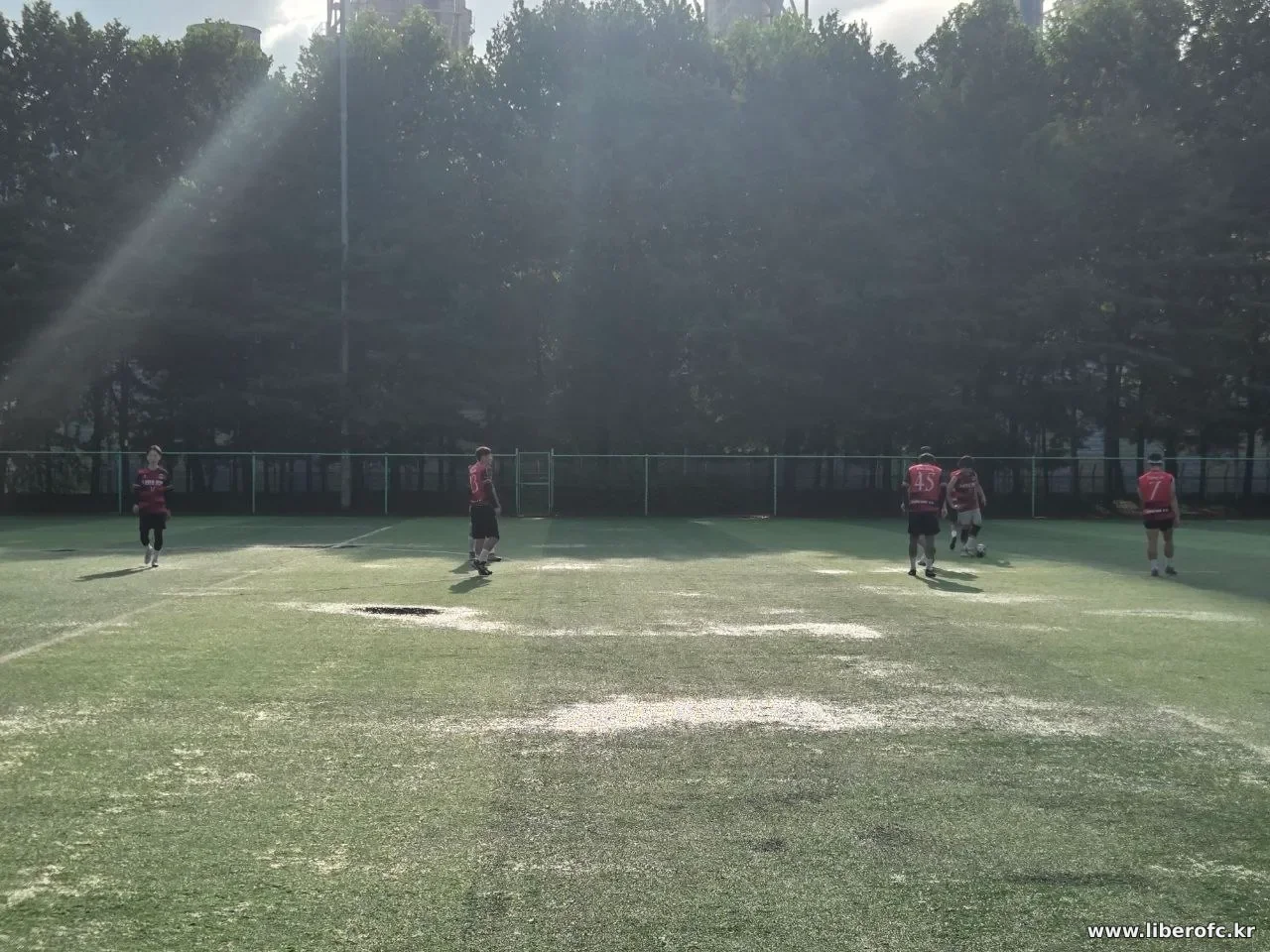 골대 앞 물웅덩이를 정리하는 모습