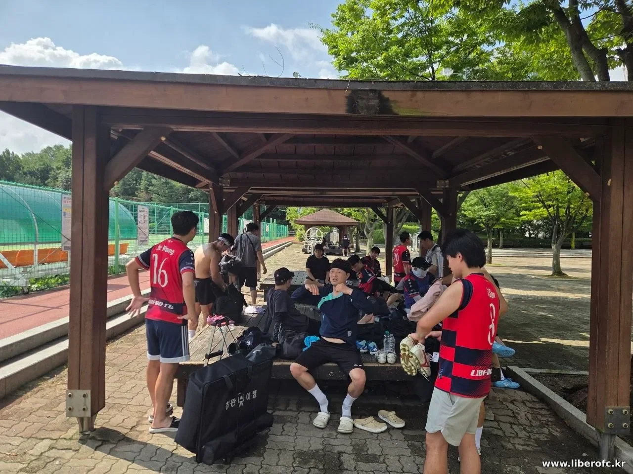 일찍 나와 물 빠진 구장을 정리하는 모습