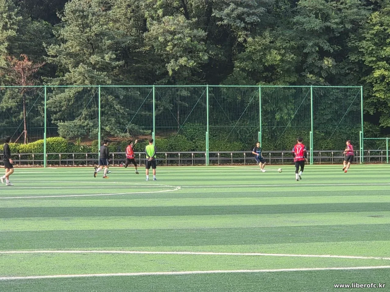 상대 팀과 몸싸움을 벌이는 장면