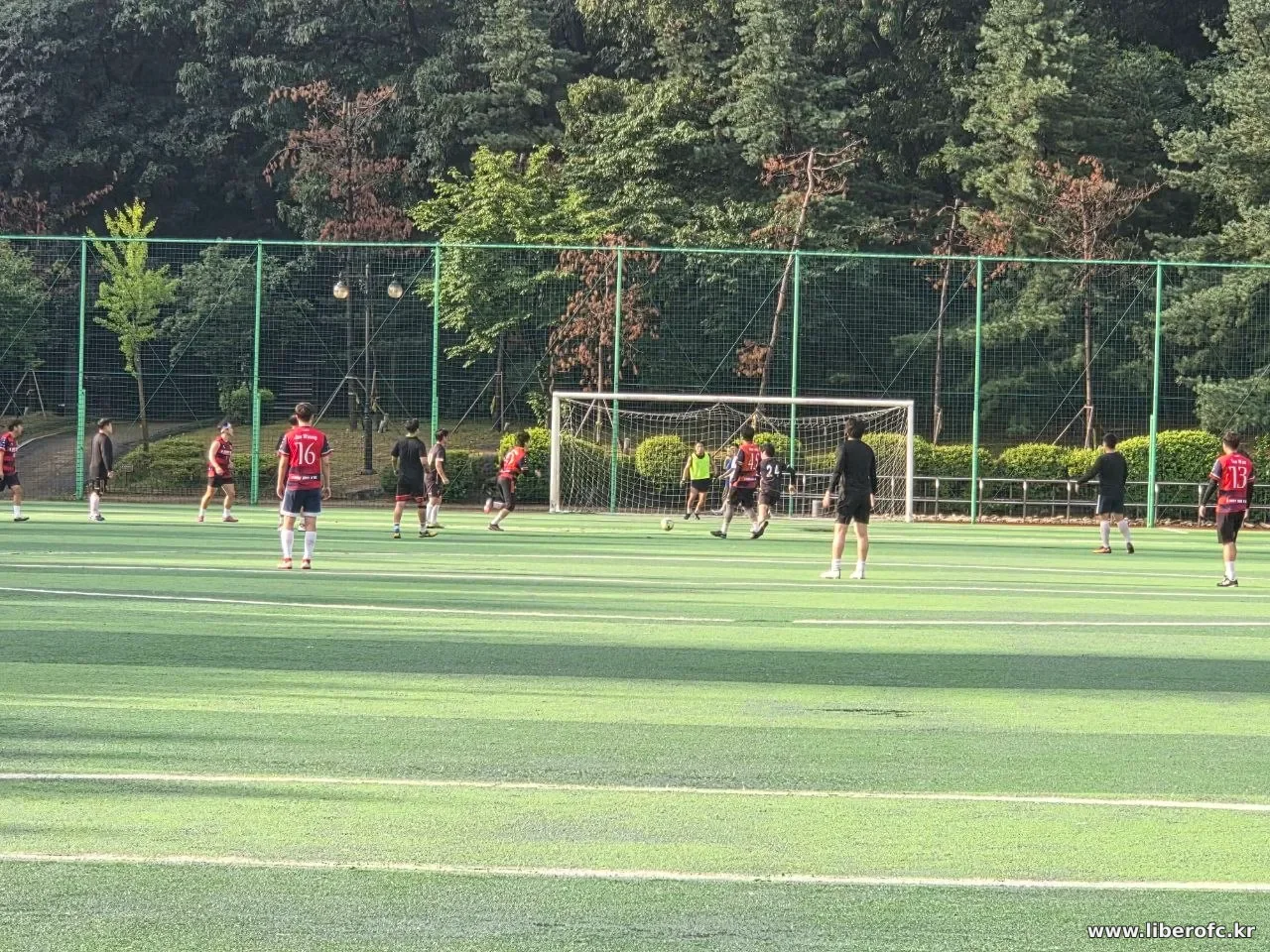 수비 라인을 형성하는 장면