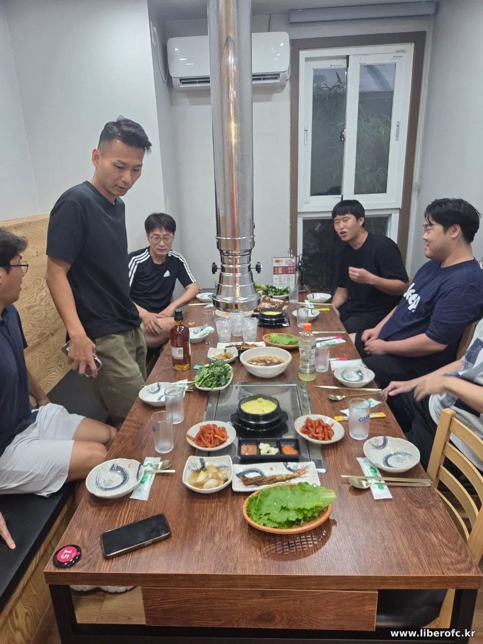 상 가득 차려진 안주와 술