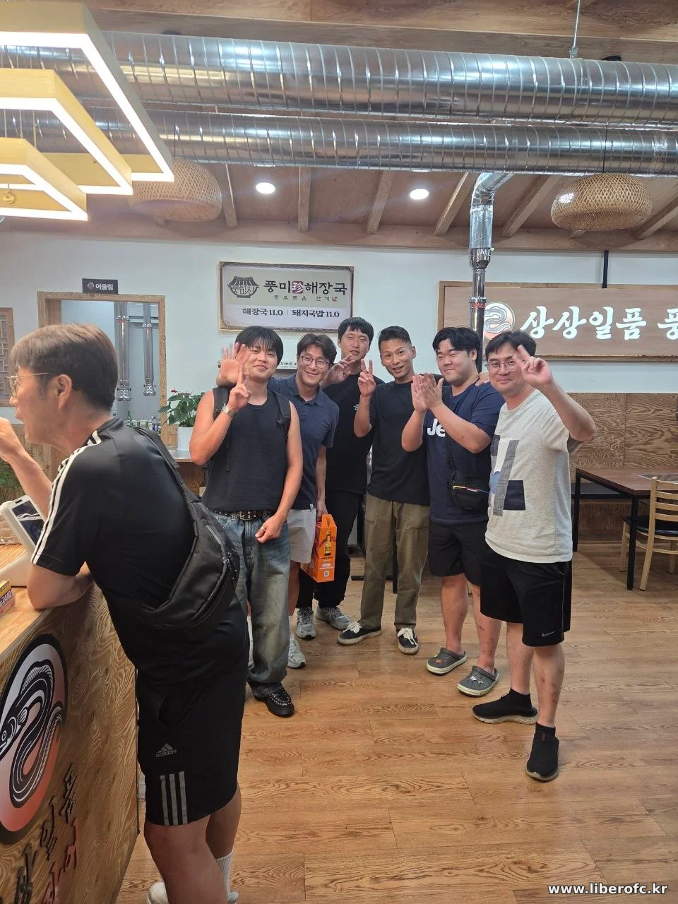 카운터 앞에서 단체 사진